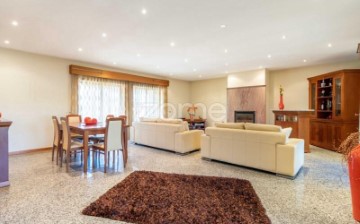 House 4 Bedrooms in Guilhabreu