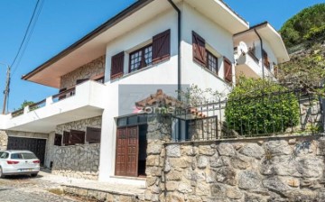 House 3 Bedrooms in Moledo e Cristelo