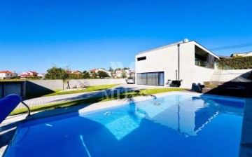 House 3 Bedrooms in Vila Franca