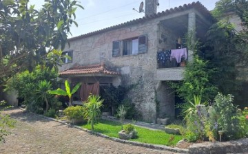 House 3 Bedrooms in Guilhadeses e Santar