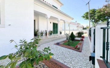 House 5 Bedrooms in Nossa Senhora de Fátima