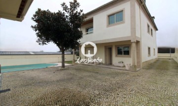 House 4 Bedrooms in Estorãos