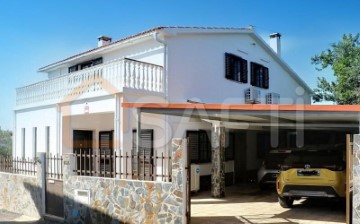 House 4 Bedrooms in Castelo Branco