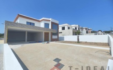 House 4 Bedrooms in Lourinhã e Atalaia