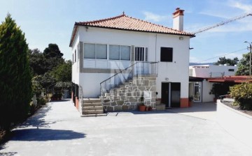 House 4 Bedrooms in Santa Maria Maior e Monserrate e Meadela