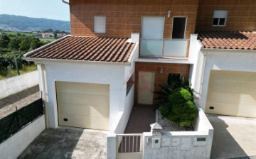 House 3 Bedrooms in Bairro