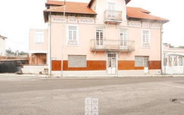 House 4 Bedrooms in Vila de Cucujães