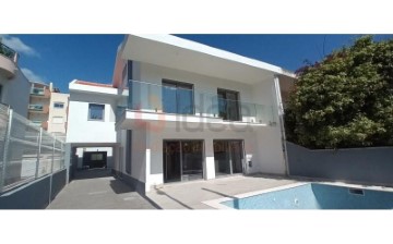 House 5 Bedrooms in Caparica e Trafaria