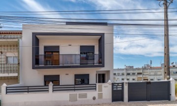 House 5 Bedrooms in Pontinha e Famões