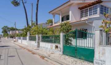 House 4 Bedrooms in Charneca de Caparica e Sobreda