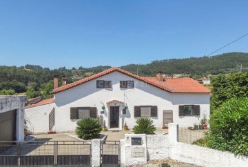 House 3 Bedrooms in Arrifana