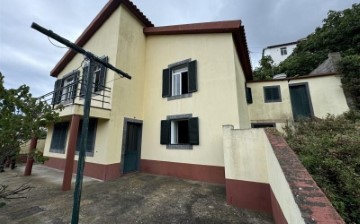 House 4 Bedrooms in Santa Cruz