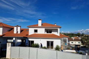 House 4 Bedrooms in Parceiros e Azoia