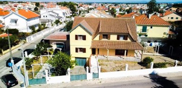 House 5 Bedrooms in Charneca de Caparica e Sobreda