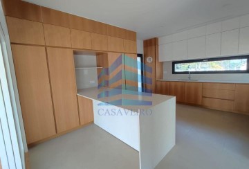 House 4 Bedrooms in São Bernardo