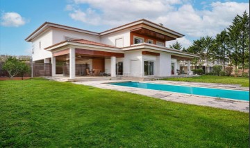 House 6 Bedrooms in Queluz e Belas