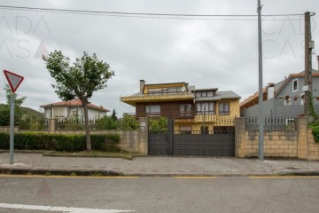 House 5 Bedrooms in Guarnizo