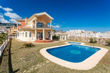 House 8 Bedrooms in Torrequebrada