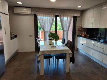 House 5 Bedrooms in La Roca del Vallès