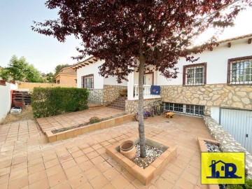 House 4 Bedrooms in La Alameda de Gardón