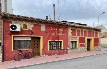 Edificio en Nava de la Asunción