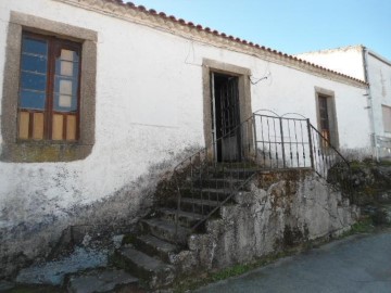 House 4 Bedrooms in Villaseco de los Gamitos