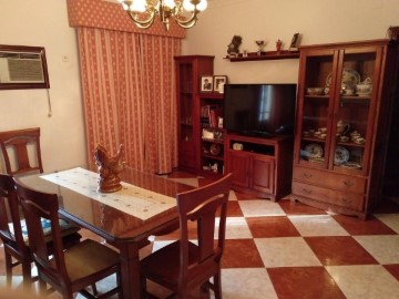 House 4 Bedrooms in Cantillana