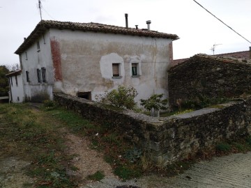 House 4 Bedrooms in Iruñela