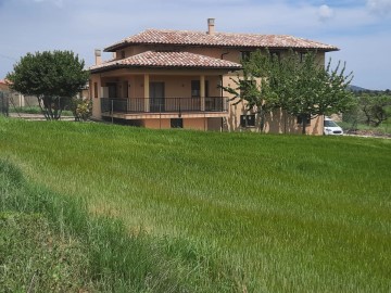 House 5 Bedrooms in Monroyo