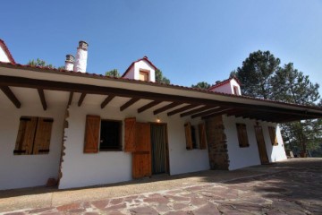 House 3 Bedrooms in Torres de Montecierzo
