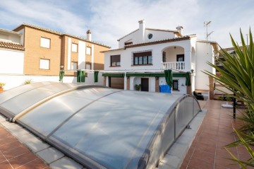 Casa o chalet 6 Habitaciones en La Zubia