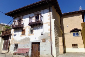 House 5 Bedrooms in Treviana