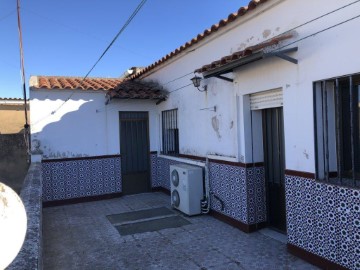 House 4 Bedrooms in La Garrovilla