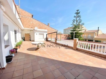 House 4 Bedrooms in Els Monjos