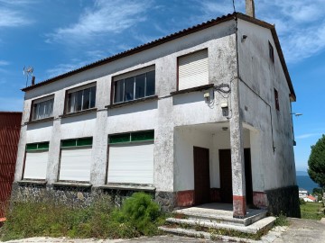 House 4 Bedrooms in Lira (Santa María)