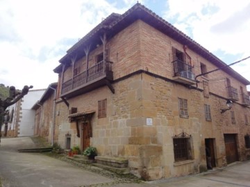 House 8 Bedrooms in Mañeru