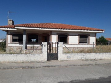 House 3 Bedrooms in Lucillos