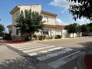 House 4 Bedrooms in Domeño