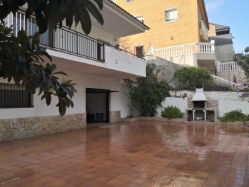 House 4 Bedrooms in Entitat Oest d'Abrera