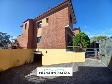 House 4 Bedrooms in Abrera