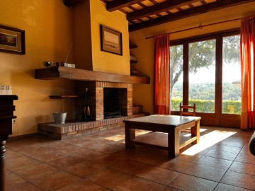 House 4 Bedrooms in Picanyol