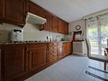 House 4 Bedrooms in Olot