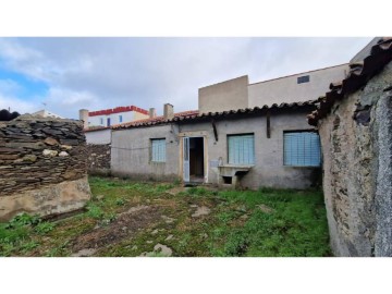 House 3 Bedrooms in Carpio de Azaba