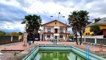 House 4 Bedrooms in Carracedelo