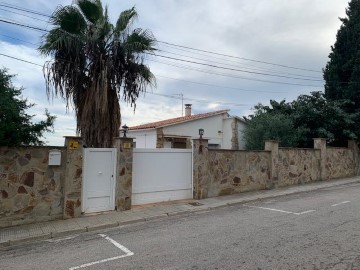 House 4 Bedrooms in Fontpineda
