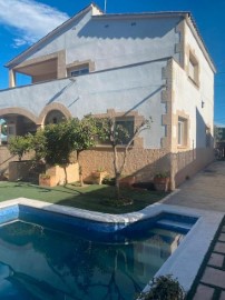 House 5 Bedrooms in Llagostera Residencial