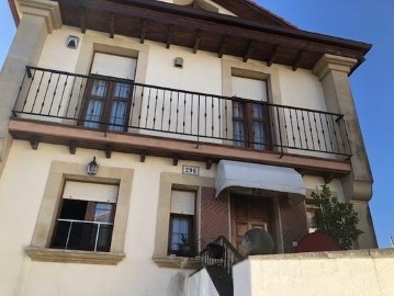 House 3 Bedrooms in Cueto