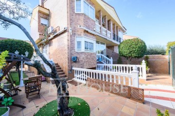 House 4 Bedrooms in Torrejón de la Calzada