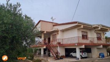 House 4 Bedrooms in Petrer