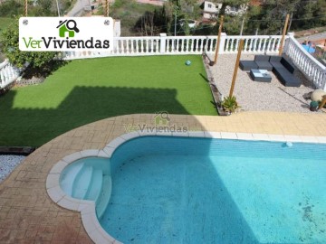 House 4 Bedrooms in Els Pinars